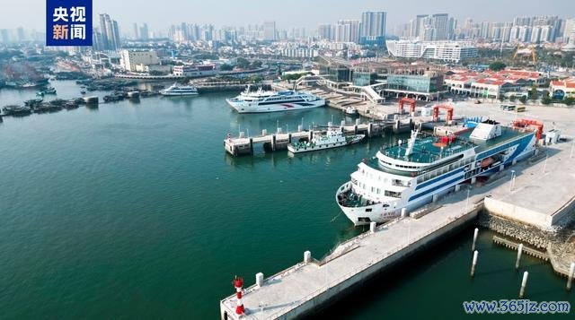 广西万吨级客滚船开往新海港